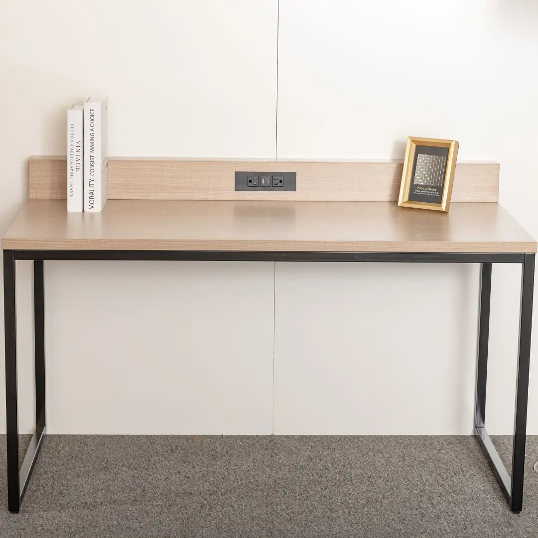 โต๊ะทำงานสไตล์โมเดิร์นอุตสาหกรรม GCON GST-112 พร้อมปลั๊กไฟในตัว 1