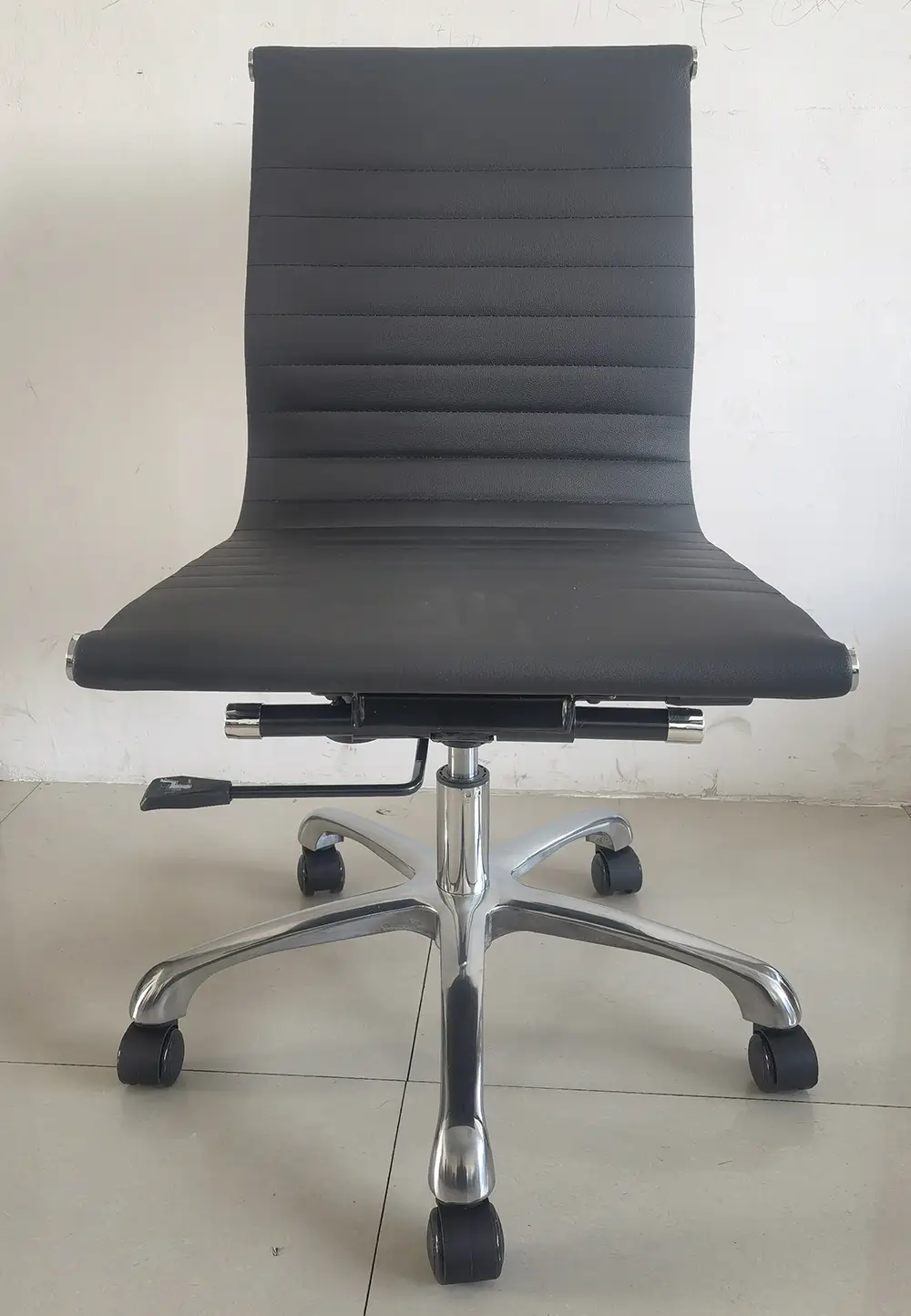 Sedia da ufficio moderna senza braccioli GCON NIG-02 con struttura a coste – Nera 1