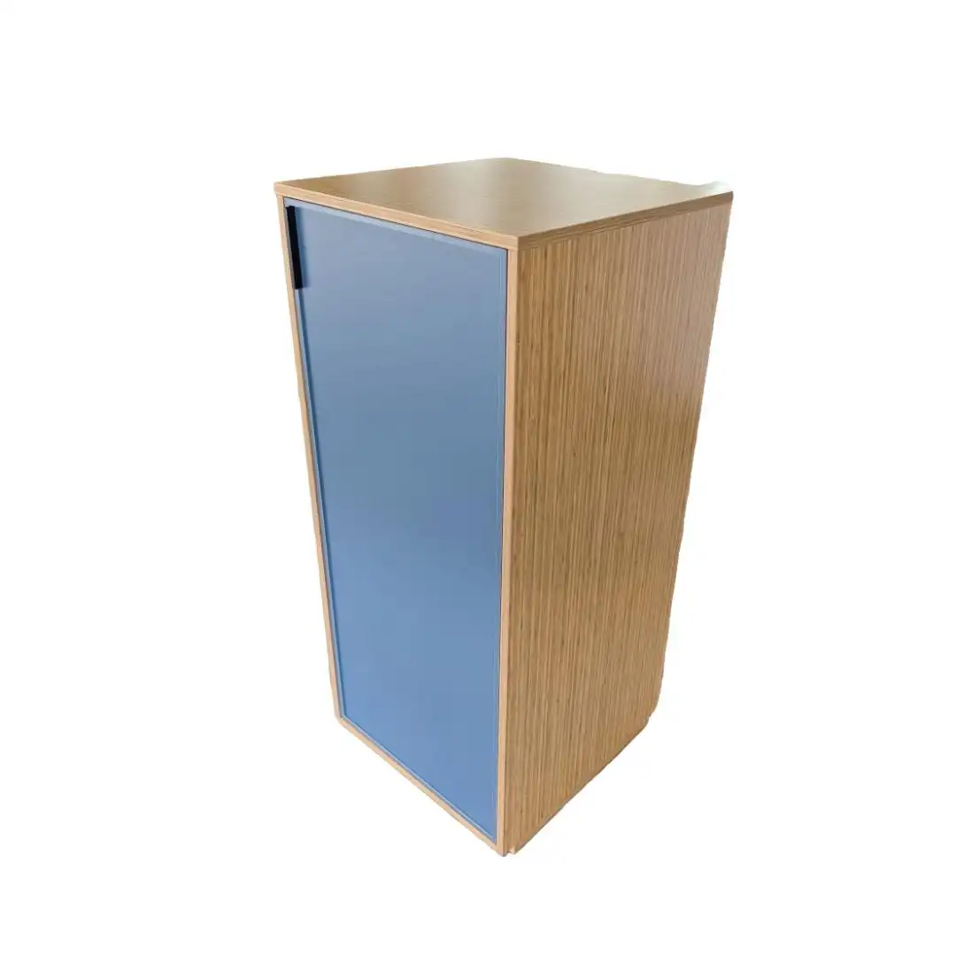 GCON CIS-264R Nowoczesna szafa hotelowa z eleganckimi niebieskimi drzwiami akcentowymi 1