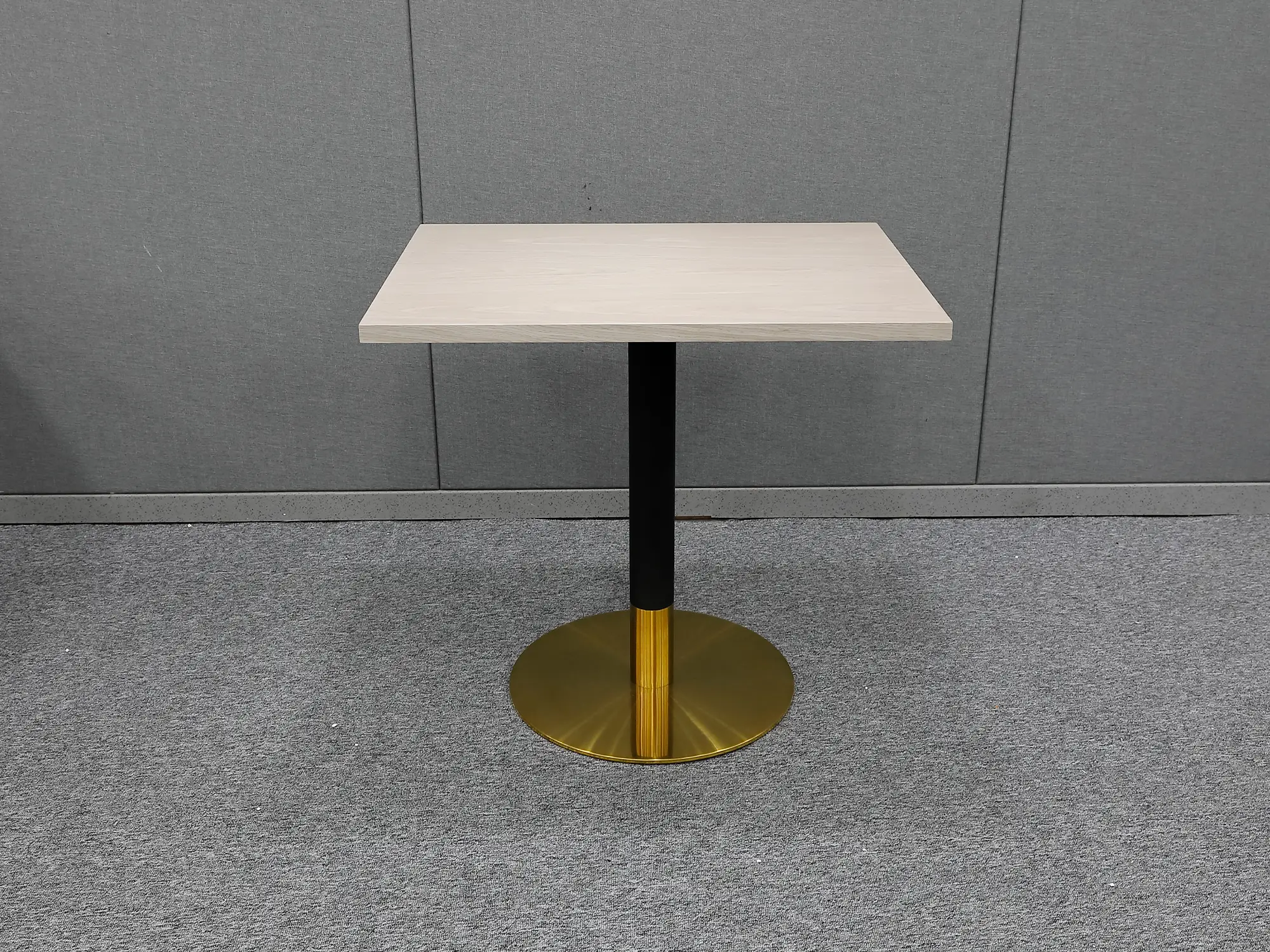 GCON 4100-DISC Mesa de centro para habitación de hotel Muebles de comedor con base dorada 1