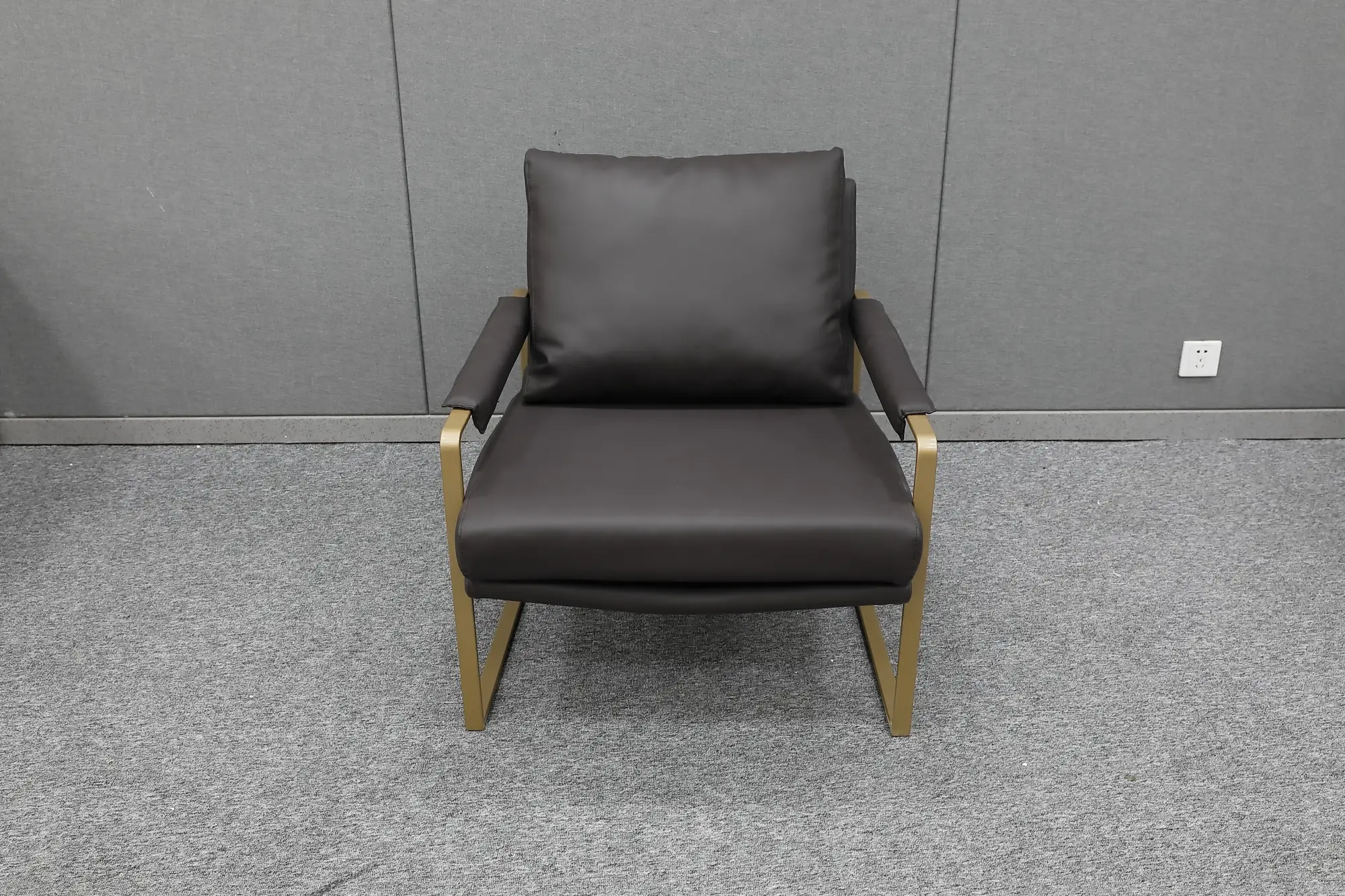 GCON Emmet Metal Base Hotel Room Sofá Estofado Lounge Chair 1