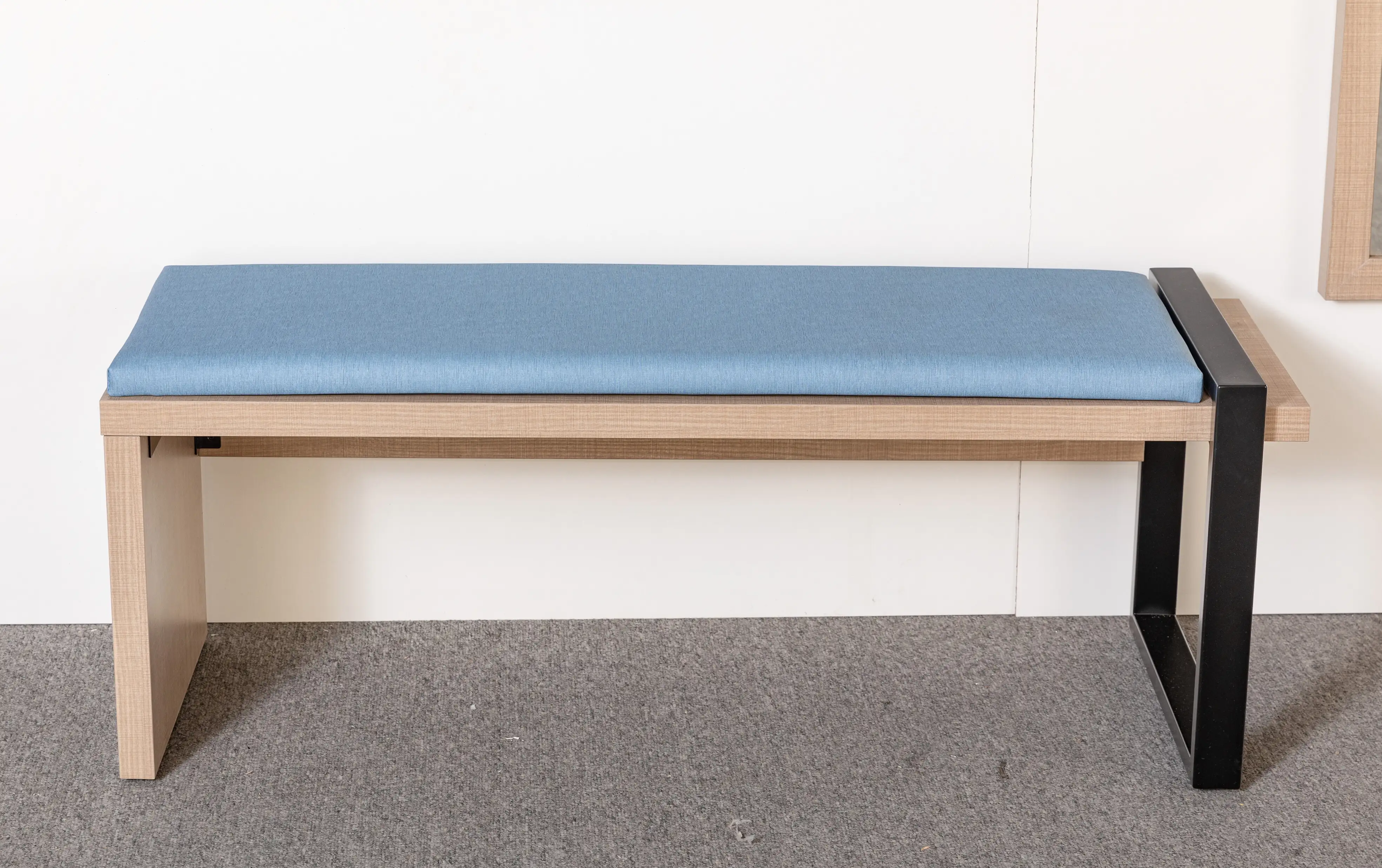 Bangku Bagasi Kayu Berlapis GCON CG-211 dengan Kaki Logam 1