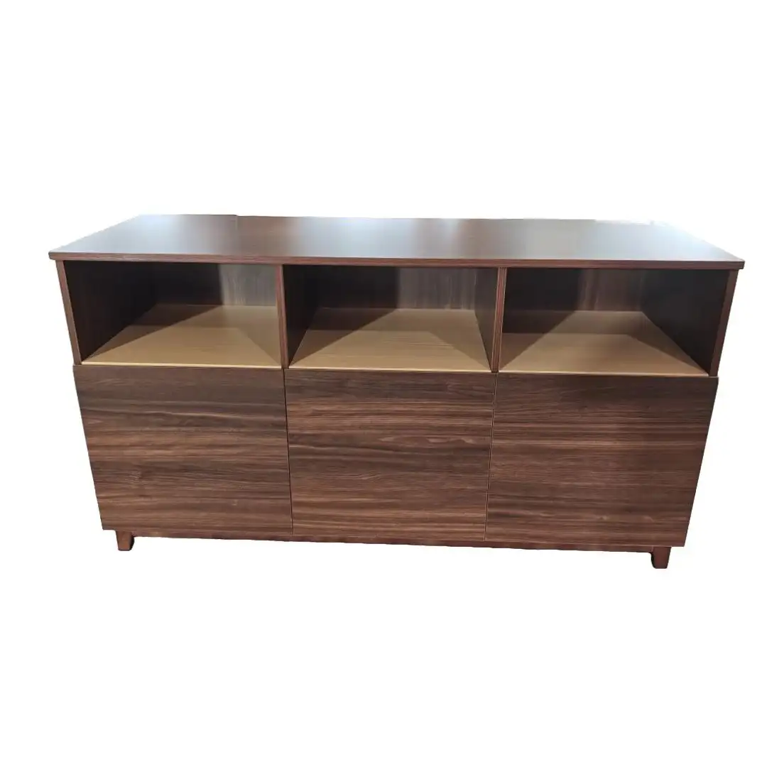 Aparador GCON CIS-207 com acabamento em nogueira e compartimentos abertos. 1