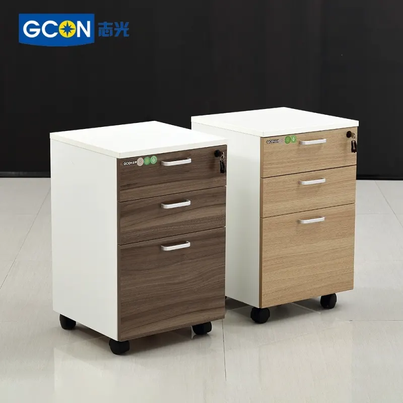 What should companies pay attention to when customizing staff desks?